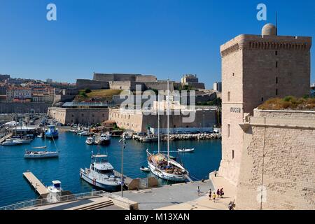 Frankreich, Bouches-du-Rhone, Marseille, das Fort Saint Jean am Vieux Port Eingang und das Fort Saint Nicolas im Hintergrund Stockfoto