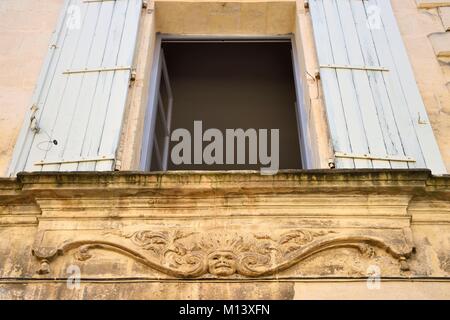 Frankreich, Bouches-du-Rhone, Arles, Fenster Dekoration mit einem Indischen Kopf auf einem Haus aus der Mitte des 17. Jahrhunderts rue de Barreme Stockfoto