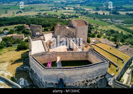 Frankreich, Vaucluse, Parc Naturel Regional du Luberon (Regionalen Naturpark Luberon), Lourmarin, beschriftet Les Plus beaux villages de France (Schönste Dörfer Frankreichs), Lacoste, Lacoste, eine der Residenzen des Marquis de Sade und heutzutage von Pierre Cardin, Silhouette des Göttlichen Marquis (Luftbild) Stockfoto