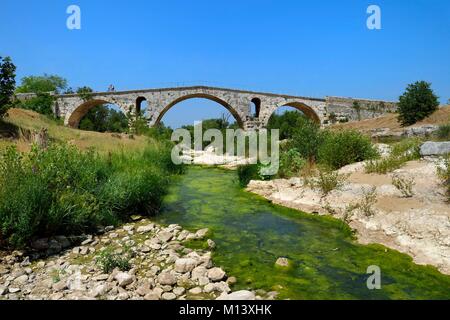 Frankreich, Vaucluse, Provence, Bonnieux, die Pont Julien über das Calavon Fluss, Römische Brücke des 3. Jahrhunderts vor Christus auf der Via Domitia auf das Calavon veloroute (Long-distance Radwege) Stockfoto