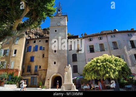 Frankreich, Var, Provence Verte, Cotignac, Place de la Mairie und der Turm Stockfoto