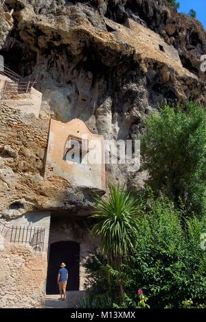 Frankreich, Var, Provence Verte, Cotignac, Habitat in der Tufa Klippe 80 Meter hoch und 400 Meter breit Stockfoto