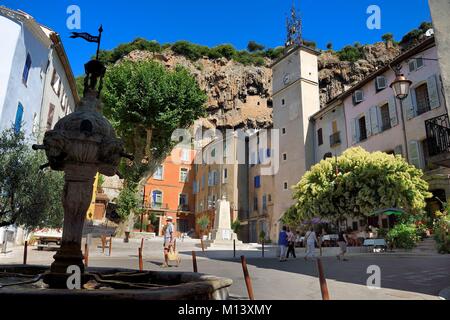 Frankreich, Var, Provence Verte, Cotignac, dem Rathausplatz und der Turm unter dem Tuff Cliff von 80 Meter hoch und 400 Meter breit Stockfoto