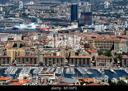 Frankreich, Bouches-du-Rhone, Marseille, Europa-Mittelmeer-Raum, Le Vieux Port, Le Panier Viertel, Marseille Seehafen, CMA-CGM-Turm von der Architektin Zaha Hadid im Hintergrund, das ehemalige Hotel Dieu jetzt Hotel Intercontinental im Zentrum auf der rechten Seite vor dem Rathaus Stockfoto