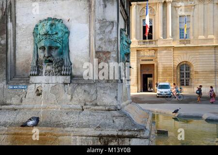 Frankreich, Bouches-du-Rhone, Arles, Place de la Republique, Obelisk Brunnen und dem Rathaus im Hintergrund Stockfoto