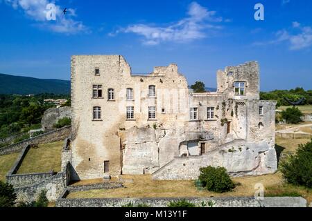 Frankreich, Vaucluse, Parc Naturel Regional du Luberon (Regionalen Naturpark Luberon), Lourmarin, beschriftet Les Plus beaux villages de France (Schönste Dörfer Frankreichs), Lacoste, Lacoste, eine der Residenzen des Marquis de Sade und heutzutage von Pierre Cardin (Luftbild) Stockfoto