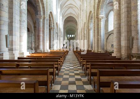 Frankreich, Indre-et-Loire, Loire Tal, ein UNESCO Weltkulturerbe, Saint Benoît-sur-Loire, Benediktinerabtei Saint Benoit auch als Abtei Fleury, das Kirchenschiff und der Chor Stockfoto