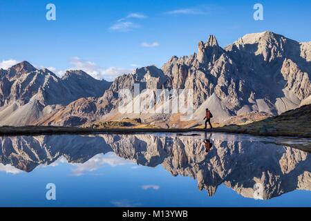 Frankreich, Hautes Alpes, Nevache, claree Tal, Wanderer auf dem Rond Lake Trail, im Hintergrund der Cerces massiv (3093 m), auf der rechten Seite die Gipfel der Crepin (2942 m) Stockfoto