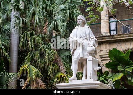 Kuba, Ciudad de la Habana, Havanna, Habana Vieja Bezirk als Weltkulturerbe von der UNESCO, das Museum der Stadt (Museo de la Ciudad) im Palacio de Los Capitanes Generales (1791), der Sitz der spanischen Regierung in Kuba bis 1899 verwendet, Statue aus weißem Carrara-Marmor, Cristobal Colon, der Terrasse entfernt Stockfoto