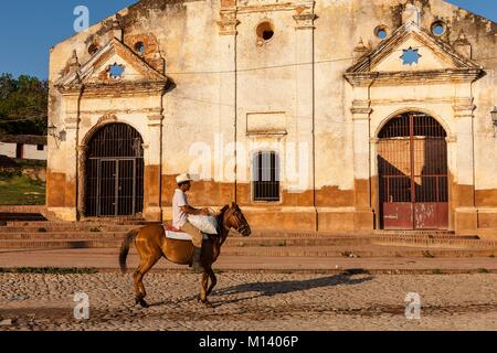 Kuba, Provinz Sancti Spiritus, Trinidad de Cuba UNESCO Weltkulturerbe, Mann auf dem Pferd vor Santa Anna Kirche Stockfoto