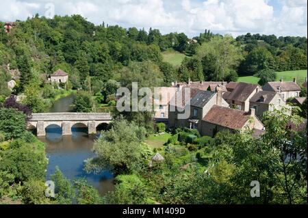 Frankreich, Orne, Saint Ceneri le Gerei, beschriftet mit den schönsten Dörfern von Frankreich, die Brücke über den Fluss Sarthe Stockfoto