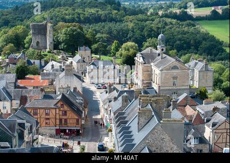 Frankreich, Orne, Domfront, Blick auf die Stadt vom Glockenturm der Kirche Saint Julien Stockfoto