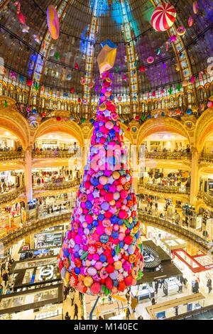 Frankreich, Paris, Weihnachtsbaum in Printemps shop Stockfoto