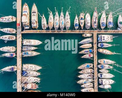 Kroatien, Dalmatien, Dalmatinischen Küste, Zadar, Insel Dugi Otok, Veli Rat marina (Luftbild) Stockfoto