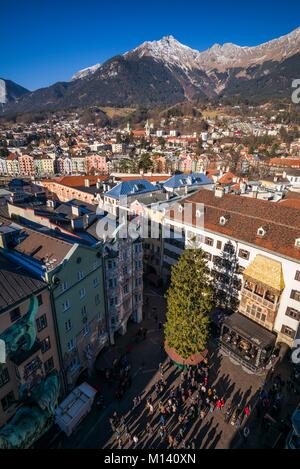 Österreich, Tirol, Innsbruck, erhöhten Blick auf das Goldene Dachl, Goldenes Dachl, Weihnachtszeit Stockfoto