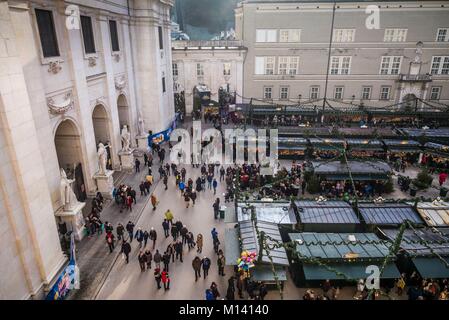 Österreich, Salzburger Land, Salzburg, Weihnachtsmarkt, Domplatz, Erhöhte Ansicht Stockfoto