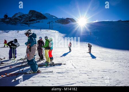 Österreich, Tirol, Hintertux, Zillertal, Hintertuxer Gletscher, Tuxer Fernerhaus Station, Höhe 2660 m, Skifahrer, Winter Stockfoto