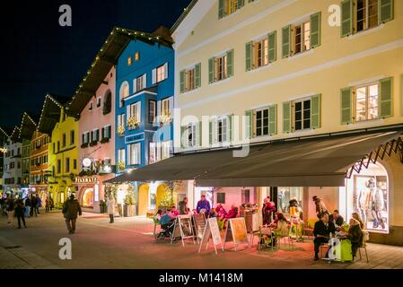 Österreich, Tirol, Kitzbühel, Stadtzentrum, Winter, Dämmerung Stockfoto