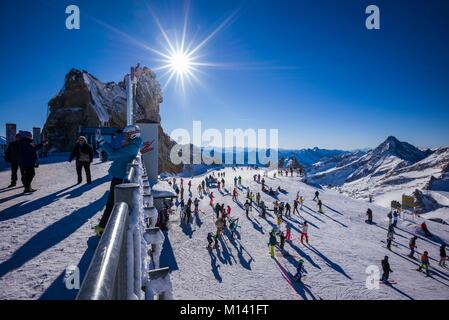 Österreich, Tirol, Hintertux, Zillertal, Hintertuxer Gletscher, Skifahrer am Gipfel, 3250 Meter, im Winter Stockfoto