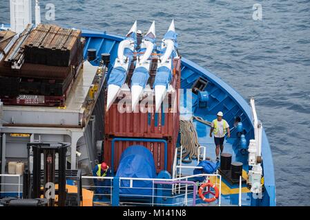 Frankreich, Französisch Polynesien, Marquesas Archipel, Ua Pou Insel, Hakahau, Fracht auf dem Vorderdeck Stockfoto