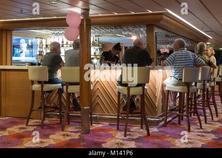 Frankreich, Französisch Polynesien, Marquesas Archipel, Ua Pou Insel, Hakahau, Kreuzfahrt an Bord der Aranui 5, Bar Stockfoto