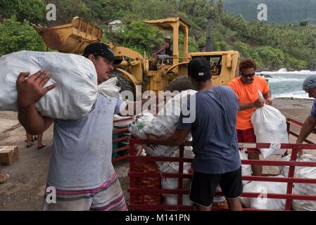 Frankreich, Französisch Polynesien, Marquesas Archipel, Hiva Oa Insel, Puamau, Kreuzfahrt an Bord der Aranui 5 Aranui 5 an in der Bucht Anker, die Beförderung von Gütern Stockfoto