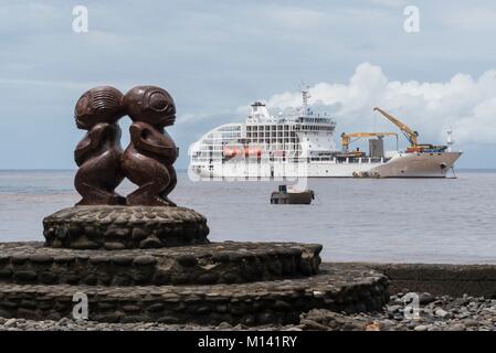 Frankreich, Französisch Polynesien, Marquesas Archipel, Fatu Hiva Insel, Omoa, Kreuzfahrt an Bord der Aranui 5, riesige Tikis, Aranui 5 im Hintergrund Stockfoto