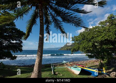 Frankreich, Französisch Polynesien, Marquesas Archipel, Insel Tahuata, Hapatoni, Outrigger Canoe, den Strand und die Coconut Tree Stockfoto