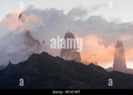 Frankreich, Französisch Polynesien, Marquesas Archipel, Ua Pou Insel, Hakahau, Sonnenuntergang auf Ua Pou peaks Stockfoto