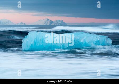 Island, Osten Island, Eisberg auf einem vulkanischen Strand angeschwemmt Neben der Gletscherlagune Jokulsarlon Stockfoto