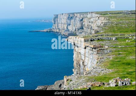 Irland, im County Galway, Aran Islands Inishmore Insel, Felsen, Dun Aengus Fort Stockfoto