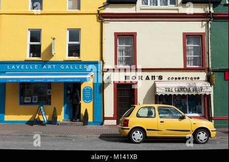 Irland, im County Galway, Clifden, Main Street Stockfoto