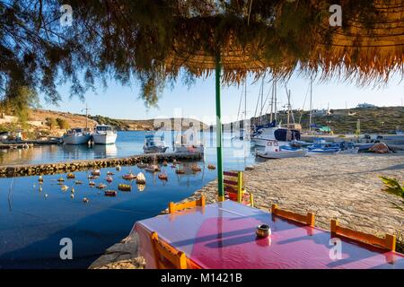 Griechenland, Dodecanese Inseln, Arki Insel, Nikolas Taverne im Hafen Stockfoto