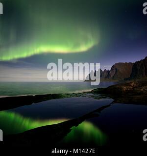 Norwegen, Troms County, nördlich des Polarkreises, Senja Insel zwischen Oslo und den Lofoten, Tungeneset Küste, Devil's Zähne, Okshornan Berge und den Fjord Erstfjorden, Aurora Borealis (Nordlicht) Stockfoto