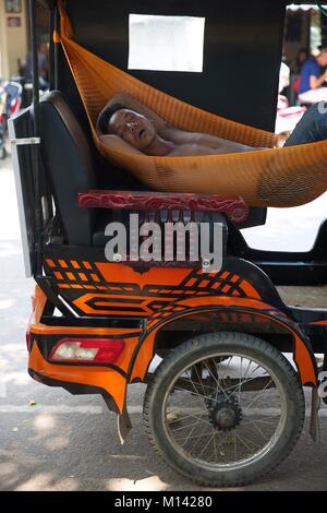 Kambodscha, Siem Reap, Tuk-tuk Fahrer schlafen in der Hängematte in seinem Fahrzeug installiert Stockfoto