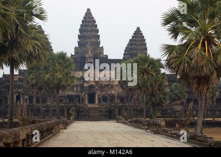 Kambodscha, Angkor, als Weltkulturerbe von der UNESCO, Eingang des Angkor Wat Becken, der größte Tempel der alten Khmer Stadt Angkor Thom, am Ende einer Gasse mit Kokospalmen gesäumt Stockfoto
