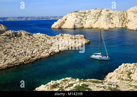 Frankreich, Bouches-du-Rhone, Calanques Nationalpark, Marseille, Frioul-inseln Archipel, Ratonneau Insel, Banc de Port, Segelboot vor Anker Stockfoto