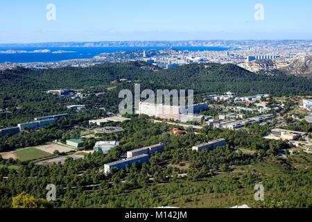 Frankreich, Bouches-du-Rhone, Marseille, Berg Puget und die luminy Technopole, Inseln des Friaul und der Innenstadt im Hintergrund Stockfoto