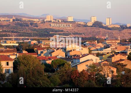 Frankreich, Bouches-du-Rhone, Marseille, Saint Andre Bezirk, riesige Buchstaben MARSEILLE, Bezirk La Viste im Hintergrund Stockfoto
