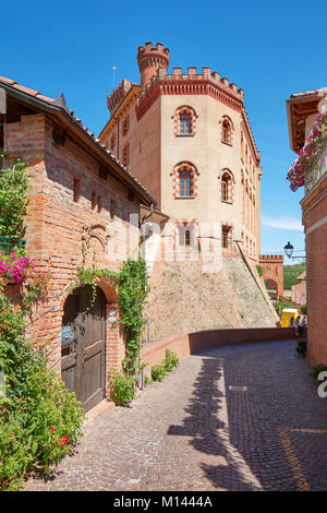 Barolo mittelalterliches Schloss und Straße mit grünen Pflanzen in einem sonnigen Sommertag, blauer Himmel, Barolo, Italien Stockfoto