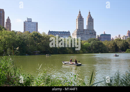 Central Park Teich in New York mit Booten und das San Remo Gebäude in einem Sommertag Stockfoto
