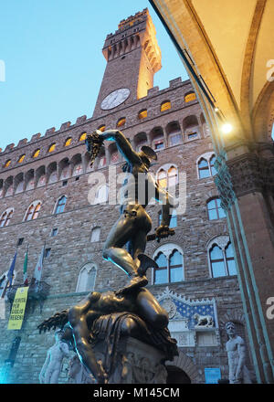 Palazzo Vecchio, das Alte Schloss, die Loggia dei Lanzi, rechts außen Uffizien, Statue Benvenuto Cellini Perseus mit dem Haupt der Medusa Stockfoto