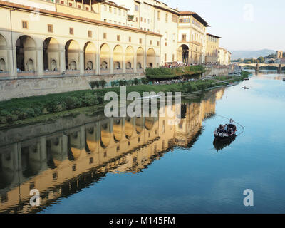 Touristische Gondel in Arno Europa, Italien, Toskana, Florenz, Stockfoto