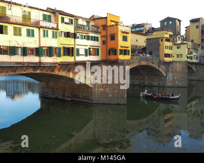 Touristische Gondel in Arno Ponte vecchioEurope, Italien, Toskana, Florenz, Stockfoto