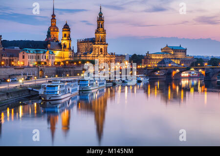 Dresden City Skyline Panorama an der Elbe und Augustus Brücke, Dresden, Sachsen, Deutschland Stockfoto