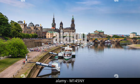 Malerische Sommer Blick auf die Altstadt Architektur mit Elbe Damm in Dresden, Sachsen, Deutschland Stockfoto