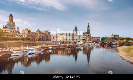 Dresden City Skyline Panorama an der Elbe und Augustus Brücke, Dresden, Sachsen, Deutschland Stockfoto