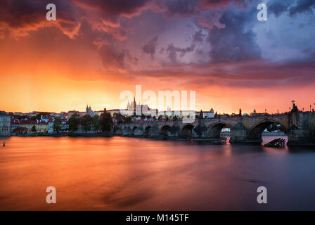 Fantastische Naturphänomene Sommer Sturm über die Karlsbrücke, die Prager Burg und die Moldau in Prag, Tschechische Republik Stockfoto