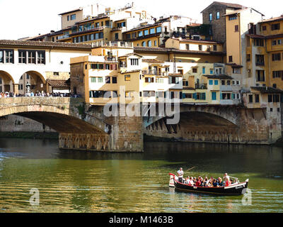 Touristische Gondel in Arno Ponte Vecchio, Europa, Italien, Toskana, Florenz, Stockfoto