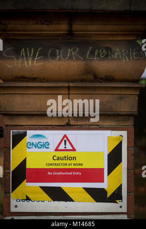 Die Vorderseite des geschlossenen Carnegie Library in Herne Hill, am 20. Dezember 2017, im Londoner Stadtteil Lambeth, England. Von Lambeth Rat geschlossen und durch Demonstranten für 10 Tage im April besetzt, die Bibliothek, die durch amerikanische Philanthrop vermacht wurde, Andrew Carnegie hat überhaupt gesperrt, weil, sagen Lambeth Sparmaßnahmen notwendig sind, obwohl 24 hr Sicherheit machen es teurer für die lokale Gemeinschaft geschlossen zu halten als öffnen. Eine Turnhalle, die Einheimischen sagen, dass Sie nicht wollen oder müssen, ist geplant, die Bibliothek zu ersetzen, und während einige der 20.000 Bücher in den Regalen wird die n Stockfoto